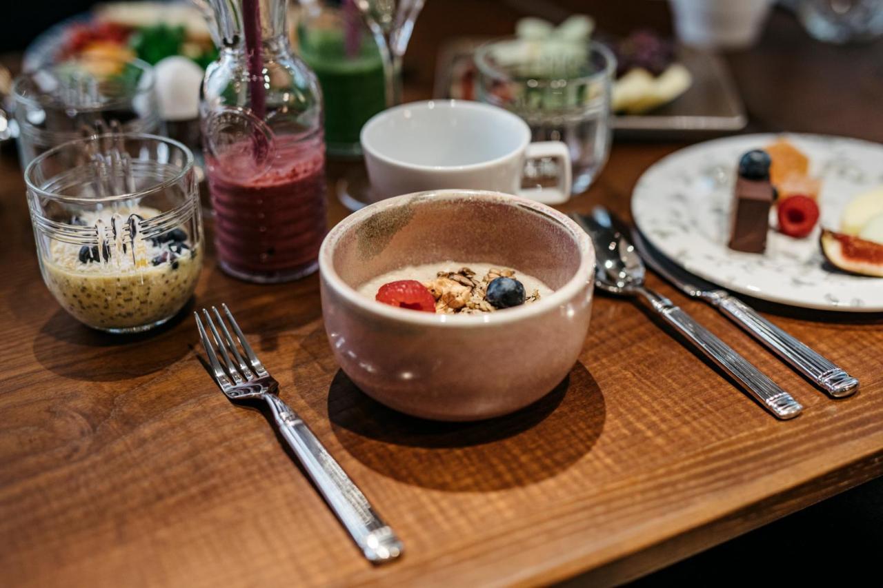 Solo Sokos Hotel Torni Helsinki Exterior foto A bowl of muesli with fruit