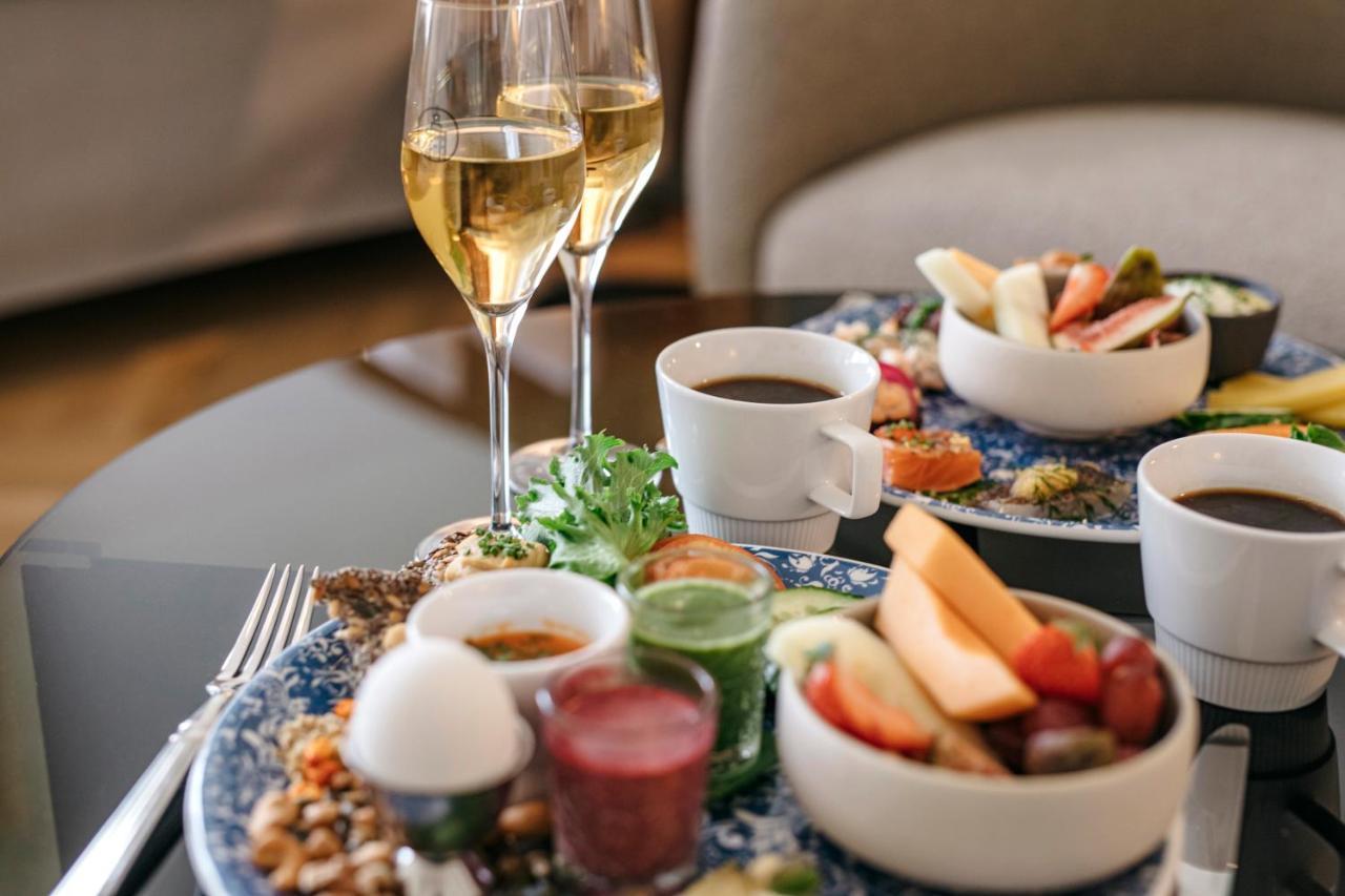Solo Sokos Hotel Torni Helsinki Exterior foto A glass of sparkling wine with a selection of finger food