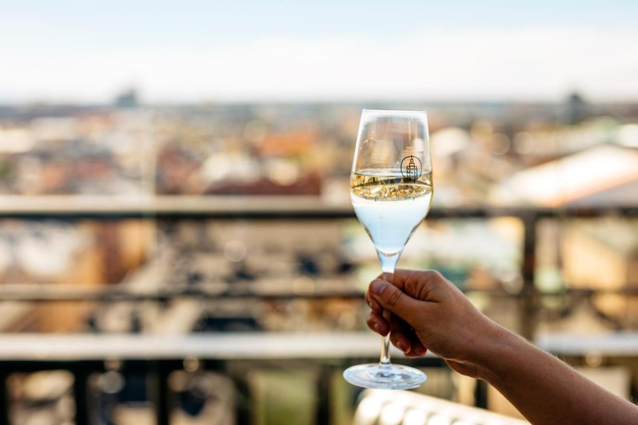 Solo Sokos Hotel Torni Helsinki Exterior foto A glass of champagne