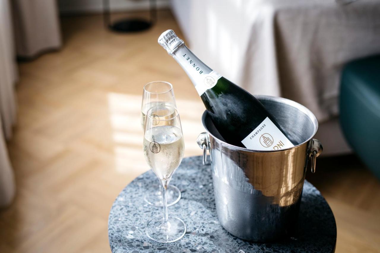 Solo Sokos Hotel Torni Helsinki Exterior foto Champagne in a champagne bucket